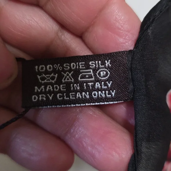 Louis Vuitton NWT Black and Red Scarf - Picture 4 of 11